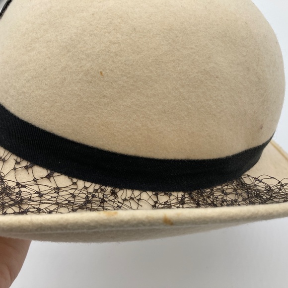 Vintage Sonni Wool Hat with Lace, Adorned with a Dragon brooch and feathers - Picture 8 of 12